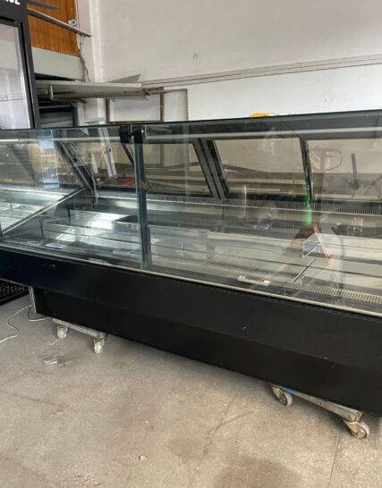 İkinci el 250 cm motorsuz şarküteri teşhir dolabı, uygun fiyatlı ve dayanıklı çözüm.