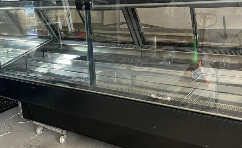 İkinci el 250 cm motorsuz şarküteri teşhir dolabı, uygun fiyatlı ve dayanıklı çözüm.