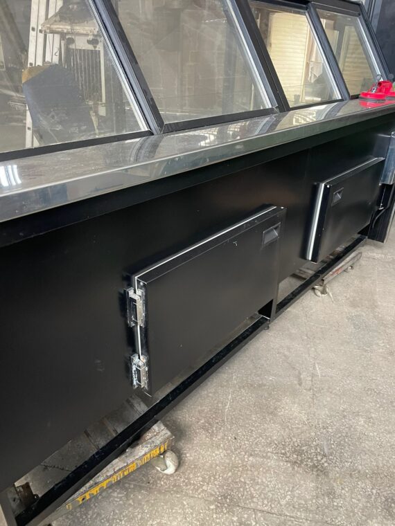 İkinci el 250 cm motorsuz şarküteri teşhir dolabı, uygun fiyatlı ve dayanıklı çözüm.