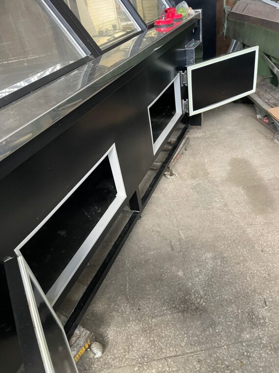 İkinci el 250 cm motorsuz şarküteri teşhir dolabı, uygun fiyatlı ve dayanıklı çözüm.