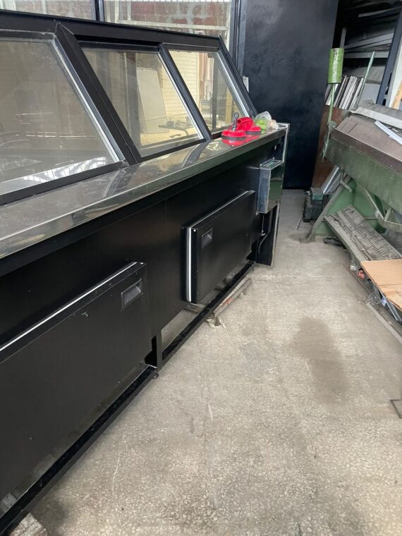 İkinci el 250 cm motorsuz şarküteri teşhir dolabı, uygun fiyatlı ve dayanıklı çözüm.